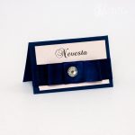 Svadobná menovka "Púdrová romantika v navy blue"